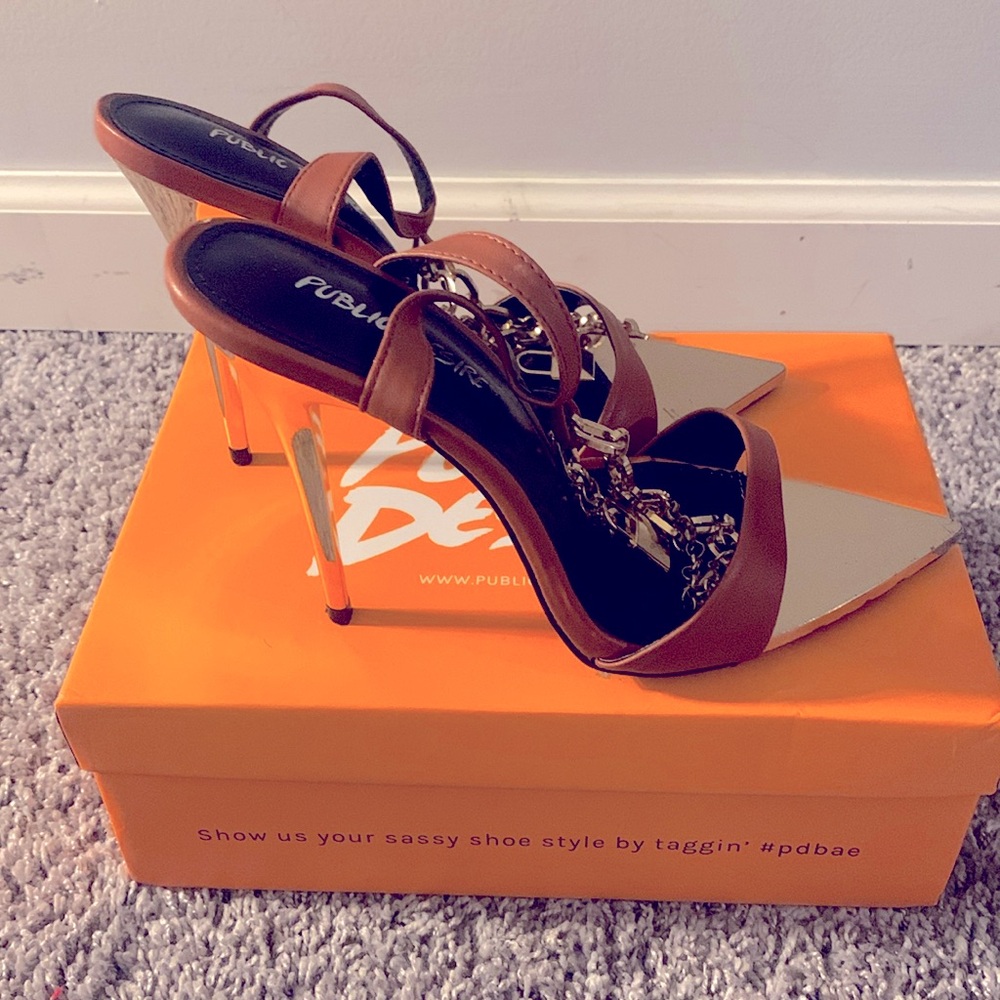 Like brand new with box! View video. Size US SIZE  7, 4 inches.